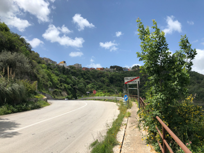 La strada nelle campagne siciliane.