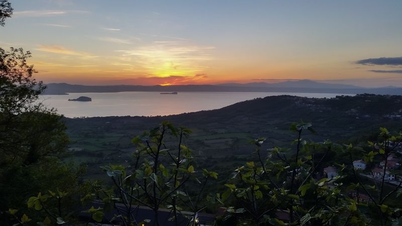 Lago di Bolsena al tramonto, visto da Montefiascone